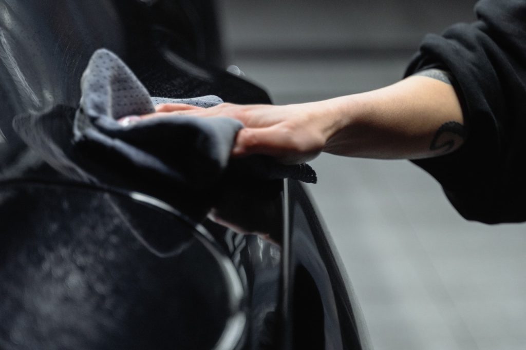 Les meilleurs shampoings auto sans eau et produits de lavage carrosserie sans eau pour un nettoyage écologique et économique de l'extérieur de votre voiture