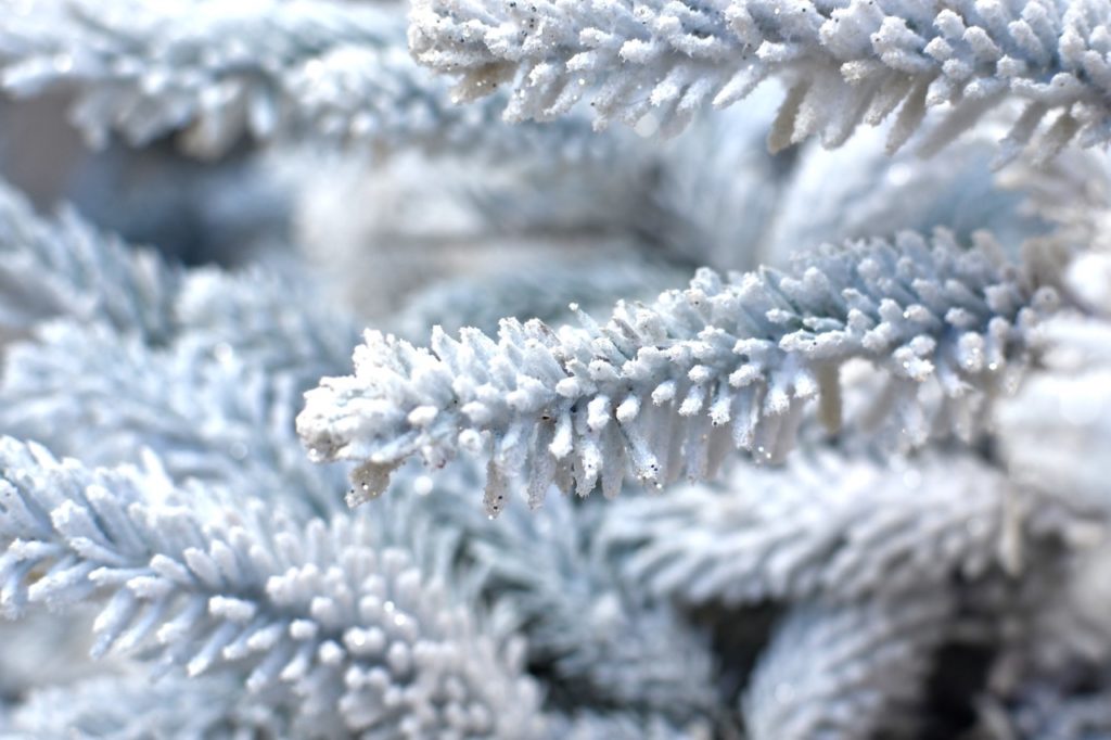 Les Meilleurs Sapins de Noël Artificiels blancs à effet enneigé pour ajouter une touchette givrée à votre décoration de Noël